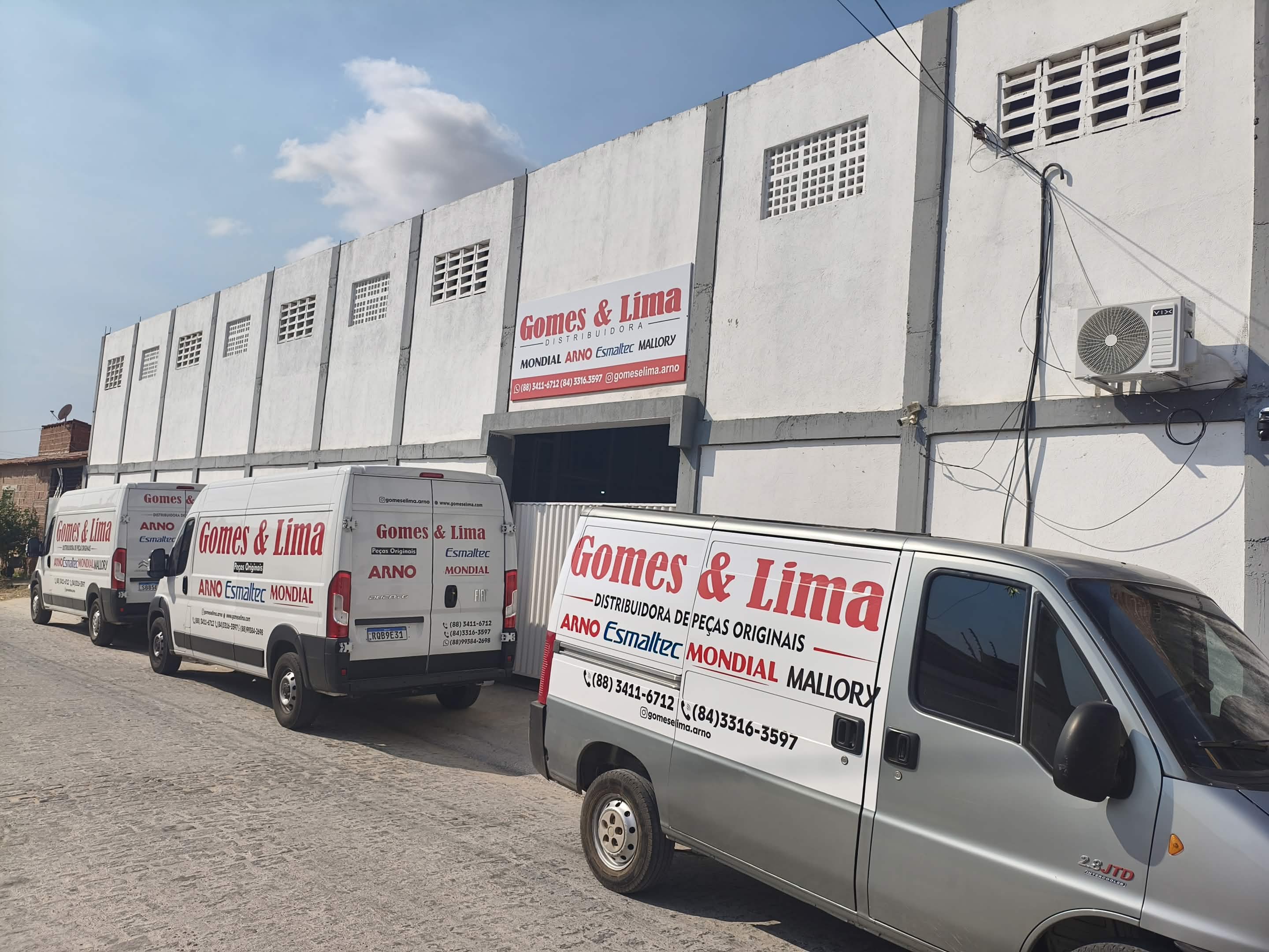 Fachada da Gomes & Lima com frota de veículos, Russas/CE